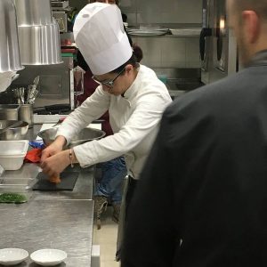 La chef durante una dimostrazione di cucina