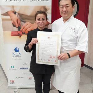 Ogawa Hirotoshi, consegna a Grazia Zuottolo il Certificato di conoscenza del sushi