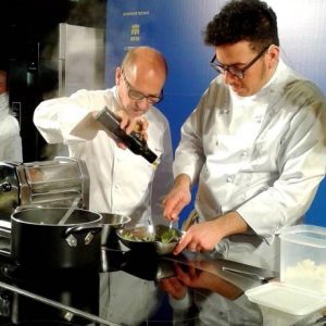 La chef collabora con Heinz Back durante uno show cooking